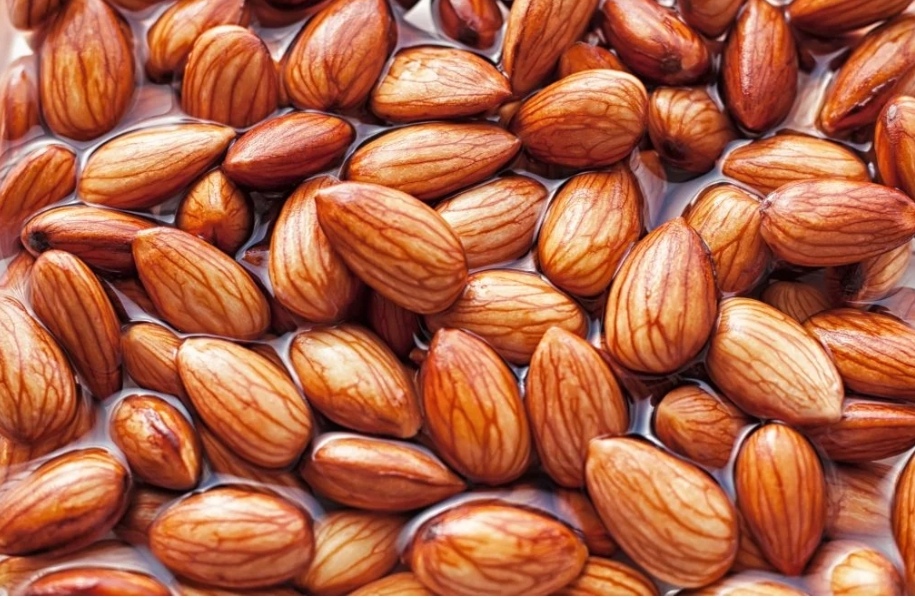 اللوز