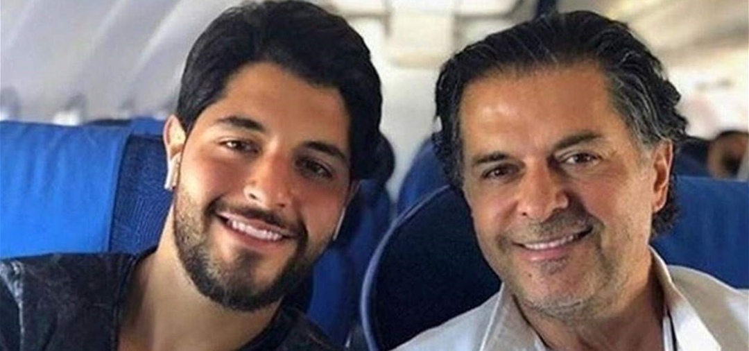 راغب و ولده خالد في الطائرة متجهين لقضاء العطلة في السعودية
