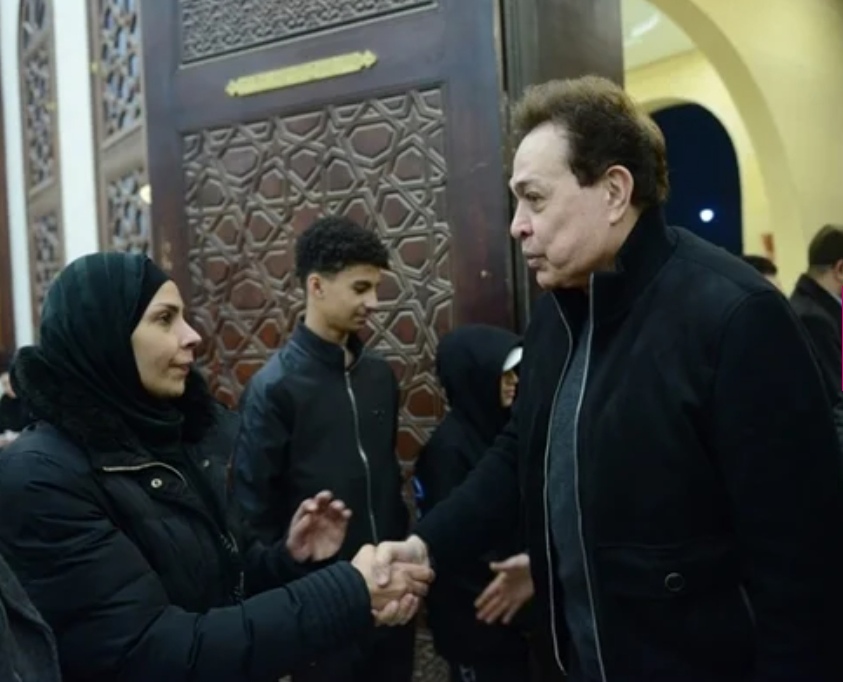 الفنان حكيم يقوم بواجب العزاء