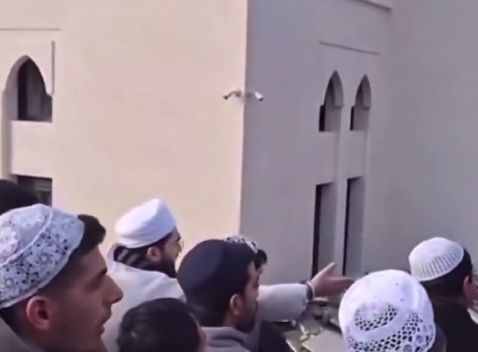 ڠضب و استغراب الناس من البدء بحفر باحة المسجد و اقتسامه