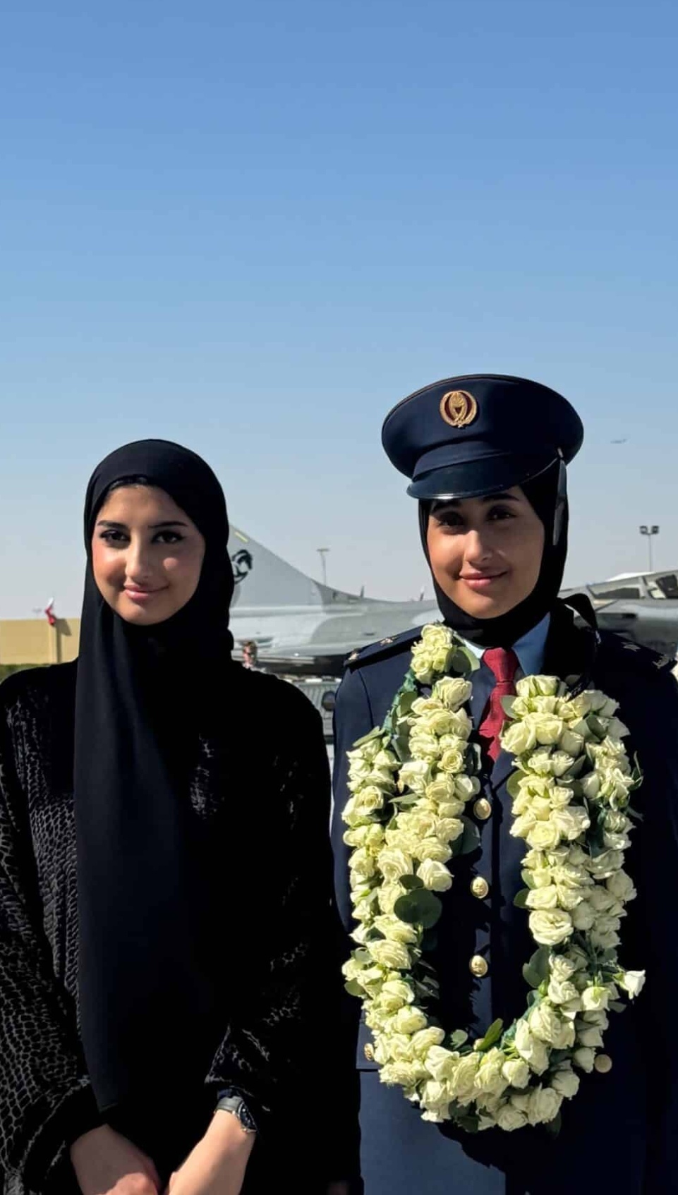 الشيخة مريم مع شقيقتها&nbsp;