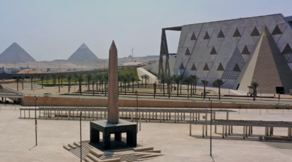 المتحف المصري الكبير من الخارج