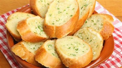 طريقة عمل الخبز بالثوم على أصولها
