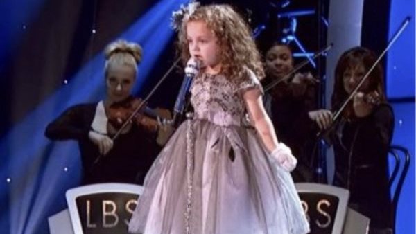 4-year-old girl starts singing iconic 40-year-old song – leaves the entire  crowd gasping