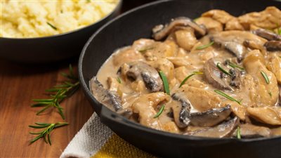 دجاج بالكريمة والفطر طبق شهي وسهل التحضير