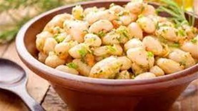 سلطة الفاصوليا البيضاء غنية بالبروتين