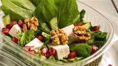 سلطة روكا طبق صحي ولذيذ يجمع بين نكهة الخضار بنكهة الجبن