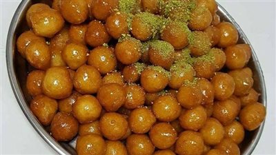 اسهل وانجح طريقة لعمل لقمة القاضي ( عوامة ) وتشكيلها لكرات متساوية وكيف نطلعها مقرمشة وذهبية