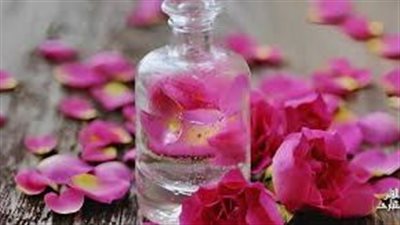 اضرار وفوائد ماء الورد للوجه