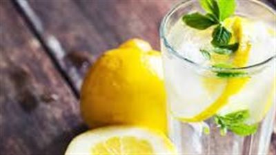 أضرار شرب الماء بالليمون