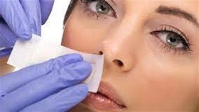 كيفية إزالة الشعر فوق الشفاه: خطوات سهلة