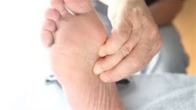 الضغط على باطن القدم: فوائد عديدة لصحة الجسم