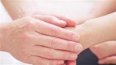 علاج عروق اليدين البارزة: طرق طبيعية وطبية