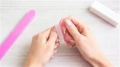 وداعاً للأوساخ! 5 طرق فعالة لتنظيف الأظافر بعمق