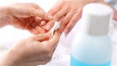 بعض الطرق لإزالة طلاء الأظافر