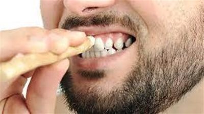 السواك هو عود طبيعي يُستخدم لتنظيف الأسنان واللثة