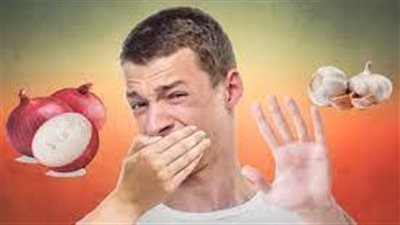 لماذا تترك رائحة الثوم أثراً قوياً؟