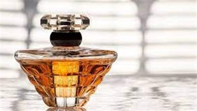 عطر أصلي أم مقلد؟ إليك خطوات بسيطة لاختبار العطر قبل الشراء