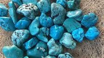 حجر الفيروز: جوهرة زرقاء غنية بالتاريخ والجمال