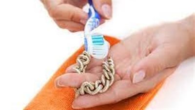 طرق تلميع الذهب: استعادة بريقه ولمعانه