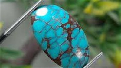 سحر الأزرق: رحلة عبر خصائص حجر الفيروز