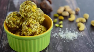 طريقة تحضير كرات جوز الهند بالفستق الحلبي 