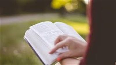  نوافذ المعرفة: رحلة في عالم الكتب والحكم