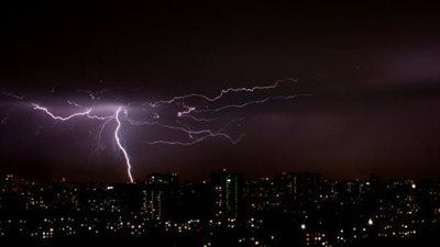 كيف تحدث الصواعق