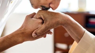 تفسير حلم المـيت يقبل الحي لأبن سيرين