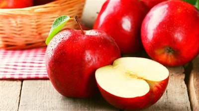تعرف على تفسير رؤية التفاح الأحمر في المنام