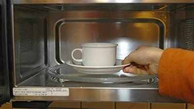 اكتشاف مذهل.. بكتيريا ضارة تقاوم الحرارة وتعيش داخل الميكروويف