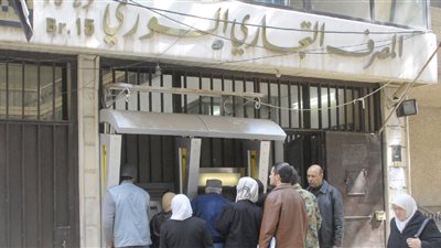 مدير التجاري: مشكلة الصرافات «تقنية» … بطاقة الصراف الآلي للتوفير لا تسمح بسحب أكثر من 10 آلاف ليرة كل مرة!