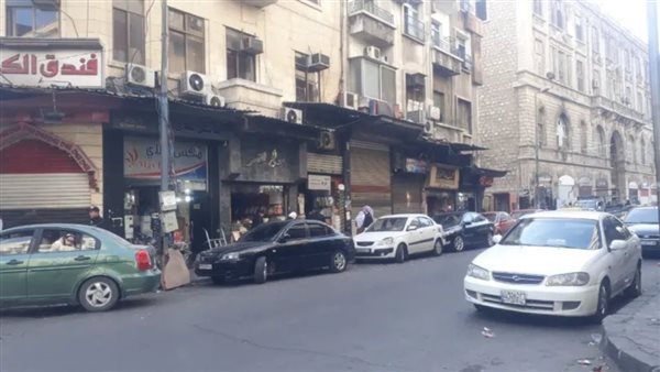 بعض المحلات في سوق
