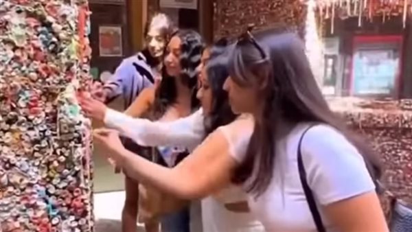 وضع العلكة على الحائط