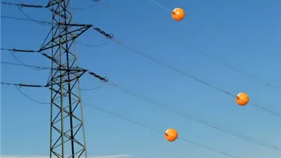 لهذه الأسباب يتم وضع كُرات ملوّنة على أسلاك الضغط العالي الخاصة بالكهرباء