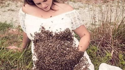 امرأة حـــامل وضعت النحل على بطــــنها وبعد أيام حــدث شيء صدم الجميع