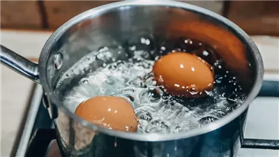 لا تتخلص من الماء بعد سلق البيض السبب عبقري!
