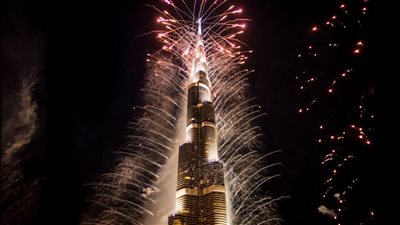  السياح ينتظرون أكثر من 15 ساعة لمشاهدة الألعاب الڼارية الشهيرة في برج خليفة في ليلة رأس السنة