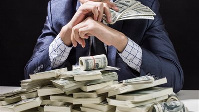 الأميركيين الأثرياء يلعبون الآن دوراً هائلاً في هذا الاقتصاد، مع تراجع الطبقة المتوسطة ما مستقبل اقتصاد الوسطية