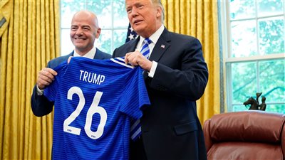 ترامب يتسلم من رئيس فيفا مفتاح كأس العالم للأندية 2025