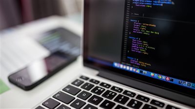 86% من مبرمجي الإمارات يعتزمون استخدام وكلاء التكنولوجيا