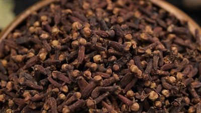 القرنفل: مسكن لآلام الأسنان مع بعض المخاطر