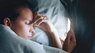 تأثير استخدام الهاتف قبل النوم على صحتك