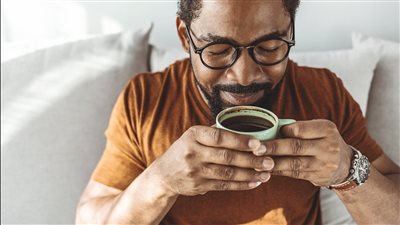 طبيب قلب يحذر الأشخاص الذين يشربون القهوة فقط في الصباح لديهم متوسط ​​عمر أطول
