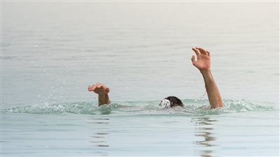 رجل ينجو من غرق قارب بعد أن قضى 24 ساعة في البحر