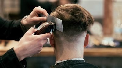 فوائد حلاقة الشعر بالماكينة والأضرار المحتملة
