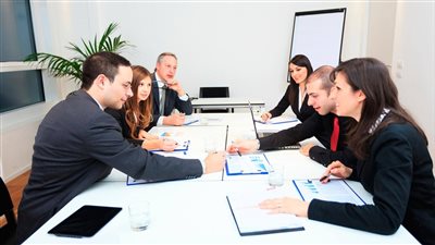 لماذا يتلقى الأشخاص في الاجتماعات طوال الوقت إشعارات ورسائل نصية شخصية أو يقرأون رسائل البريد الإلكتروني 