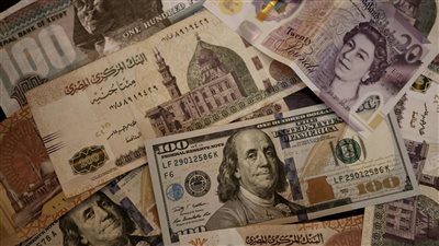 البنوك المصرية تبدأ تعاملات الأحد بسعر دولار يتراوح بين 40-45 جنيهًا