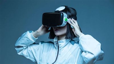 فنان تشكيلي يعرض أعماله في الواقع الافتراضي VR
