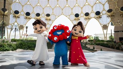 مرشدون سياحيون إماراتيون ويابانيون شباب في إكسبو 2025 يعيشون الحلم